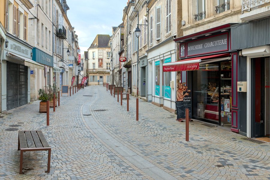 File:Argenton-sur-Creuse - Rue Grande.jpg