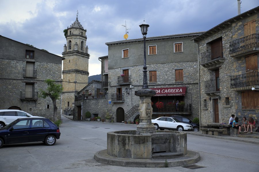 File:J20 810 Labuerda, Plaza Mayor.jpg