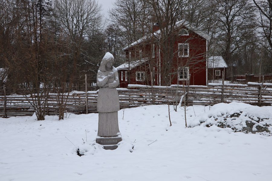 Hauptgebäude in Duvemåla mit der Kristina-Statue im Winter