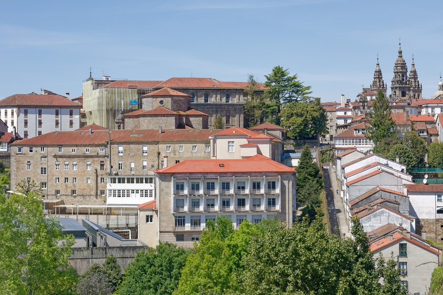 File:2026. Vista dende a Rúa de Belvís. Rúa das Trompas.jpg
