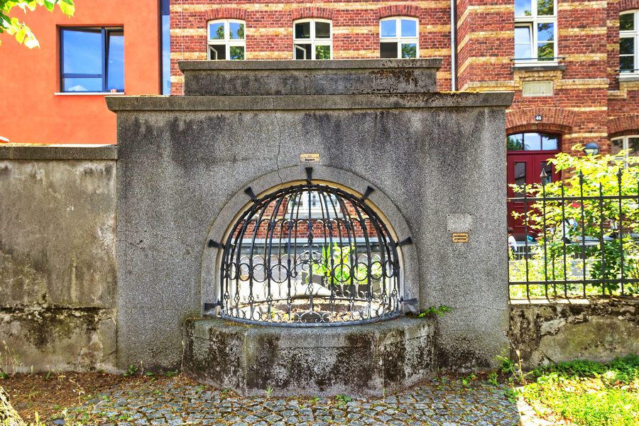 Severinsbrunnen vor der ehemaligen Mehlemer Grundschule in Bonn-Mehlem