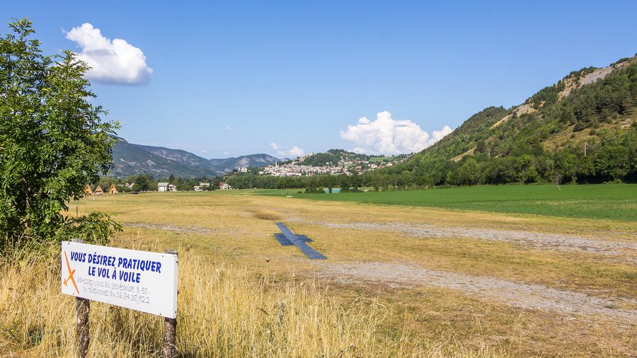 File:Aérodrome de Seyne les Alpes-8166.jpg