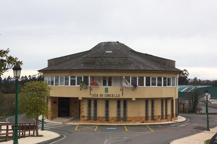 File:Trazo - Concello - Ayuntamiento - Town Hall - Viaño Pequeno - 01.jpg