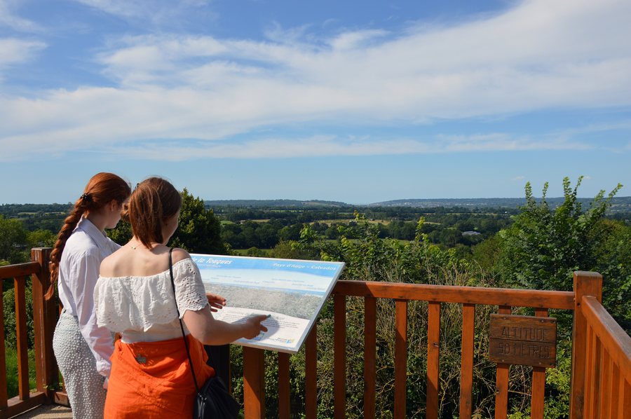 File:Young women at the Vallée de la Touques viewpoint, Beaumont-en-Auge, 2024.jpg
