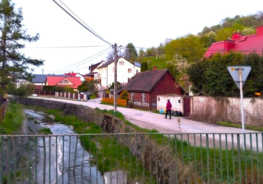 Der Słomka-Bach in Mszana Dolna in den westlichen Beskiden