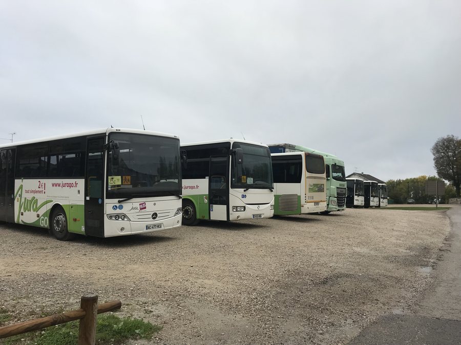File:Bus à Orgelet, Jura, France.JPG