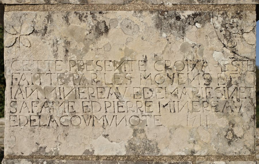 File:Blanzay 86 Socle croix 2012.jpg