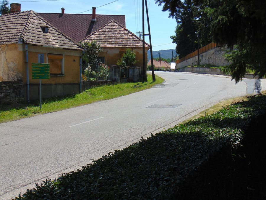Road 7342 in Lesencetomaj with a view toward Várvölgy