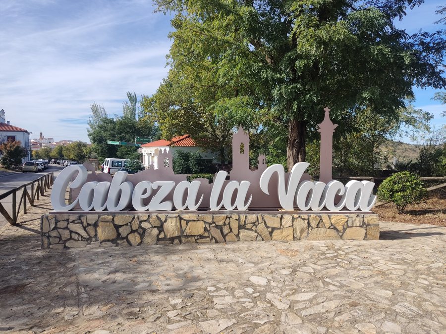 File:Letrero de bienvenida de Cabeza la Vaca.jpg