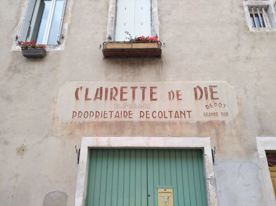 File:Saillans - Fusari Clairette de Die propriétaire récoltant (juin 2021).jpg