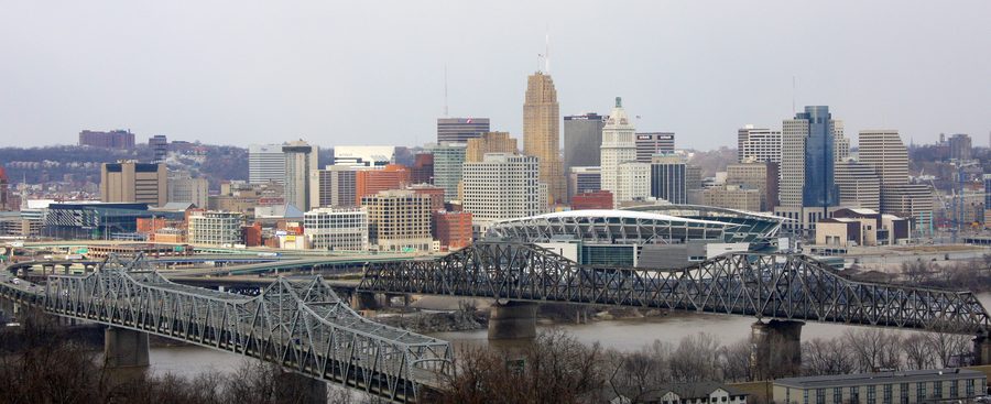 Skyline von Cincinnati am Ohio River, aufgenommen vom gegenüberliegenden Flussufer