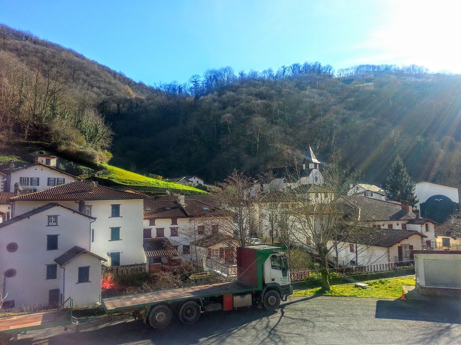 File:Le village d'Arnéguy, à la frontière entre France et Espagne. - panoramio.jpg