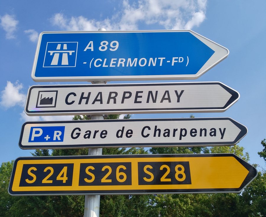File:La Tour-de-Salvagny - Panneaux directionnels (juil 2018).jpg