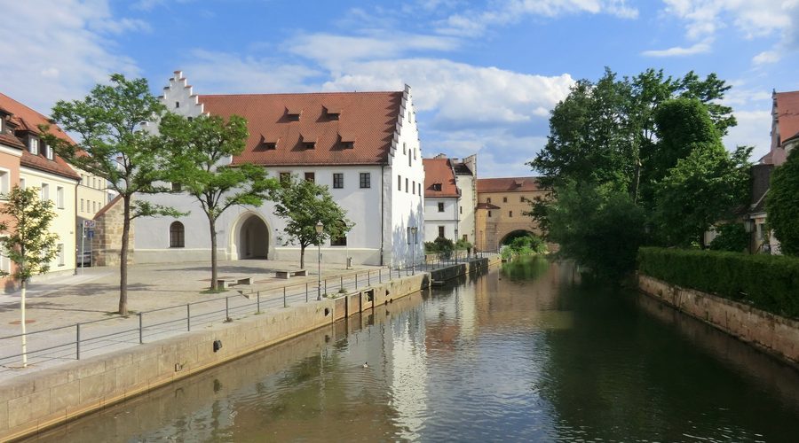 Vilspromenade in Amberg with the former electoral armory