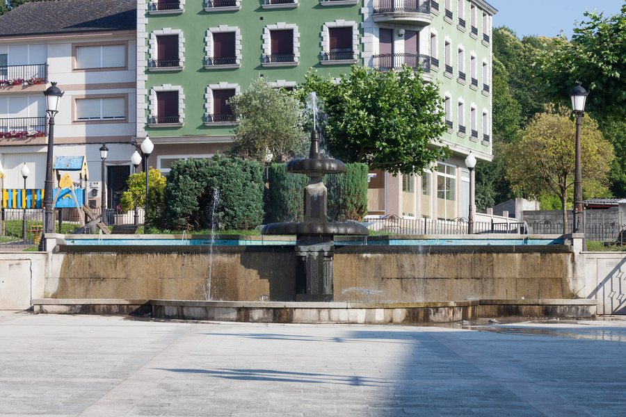 File:Fonte en Baralla. Galiza 1.jpg