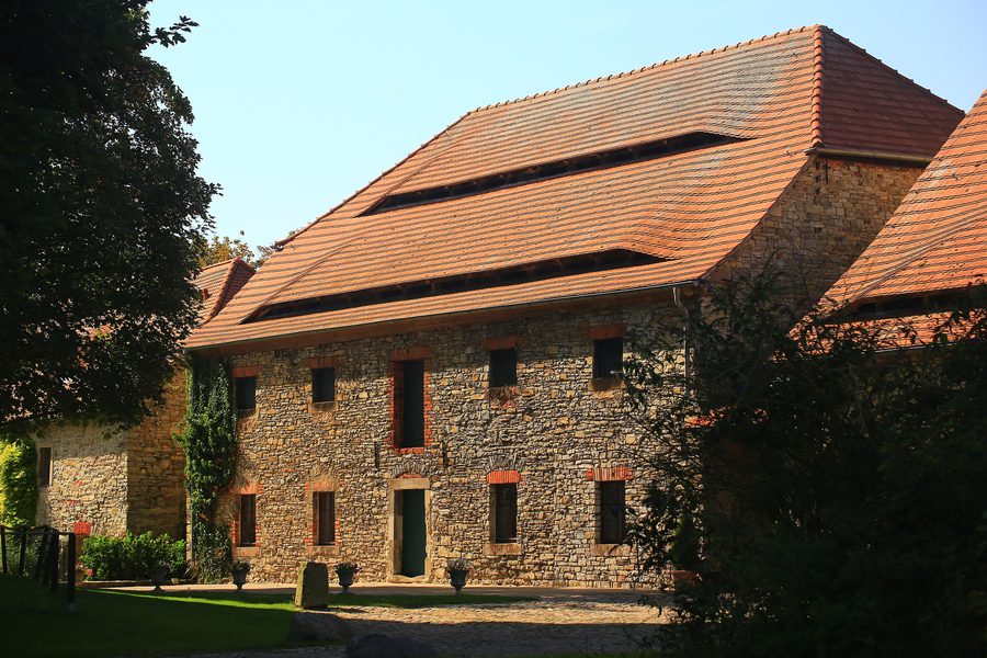 Wirtschaftsgebäude der restaurierten Burg Wanzleben