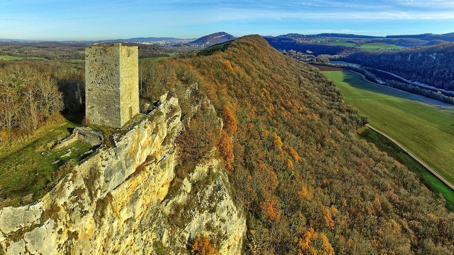 File:Montferrand-le-Château, le château au-dessus de la vallée du Doubs.jpg