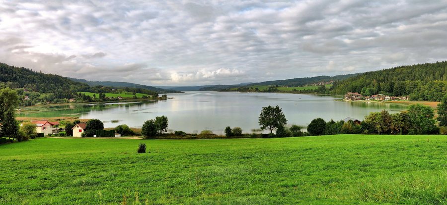 File:Oye-et-Pallet, le lac Saint Point.jpg