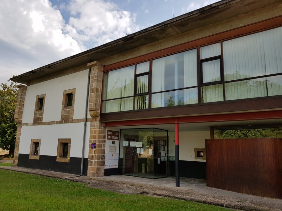File:Centro Social la Rasilla (Los Corrales de Buelna).jpg