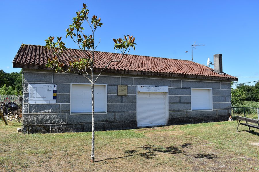 File:Centro social en Sobreira, Vilamarín.jpg