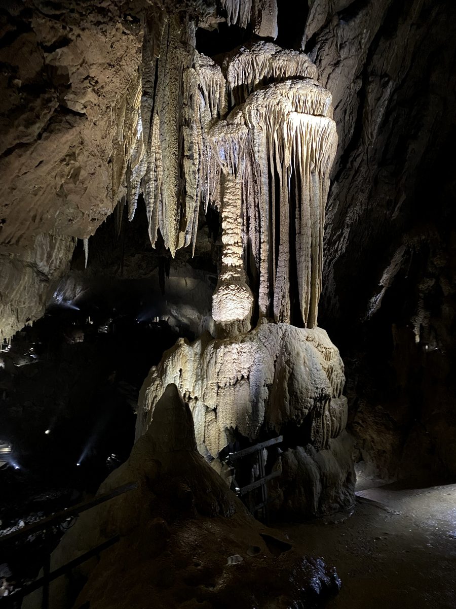Tropfsteine und ein Stalagmit im Inneren der Lurgrotte bei Semriach