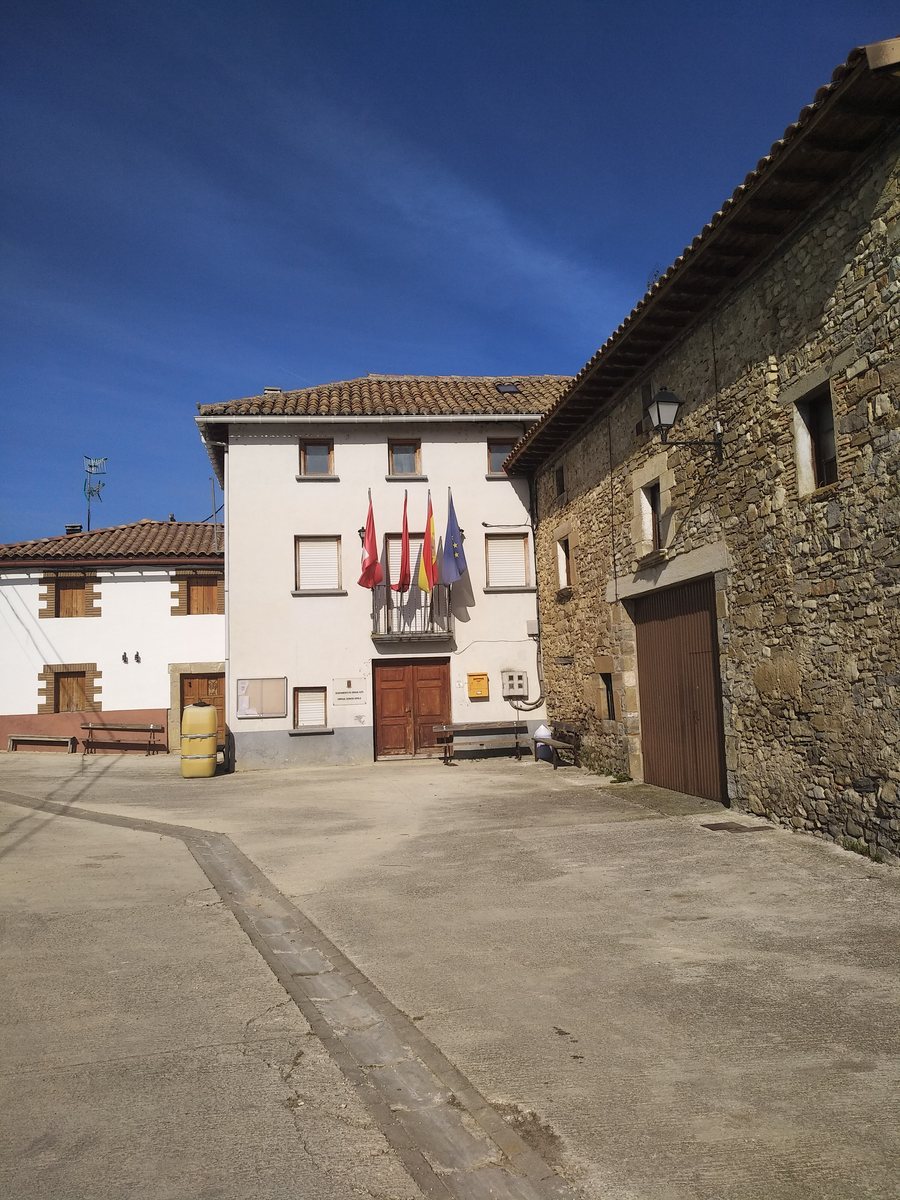 File:Casa consistorial de Urraúl Alto (Irurozqui, Navarra) 01.jpg