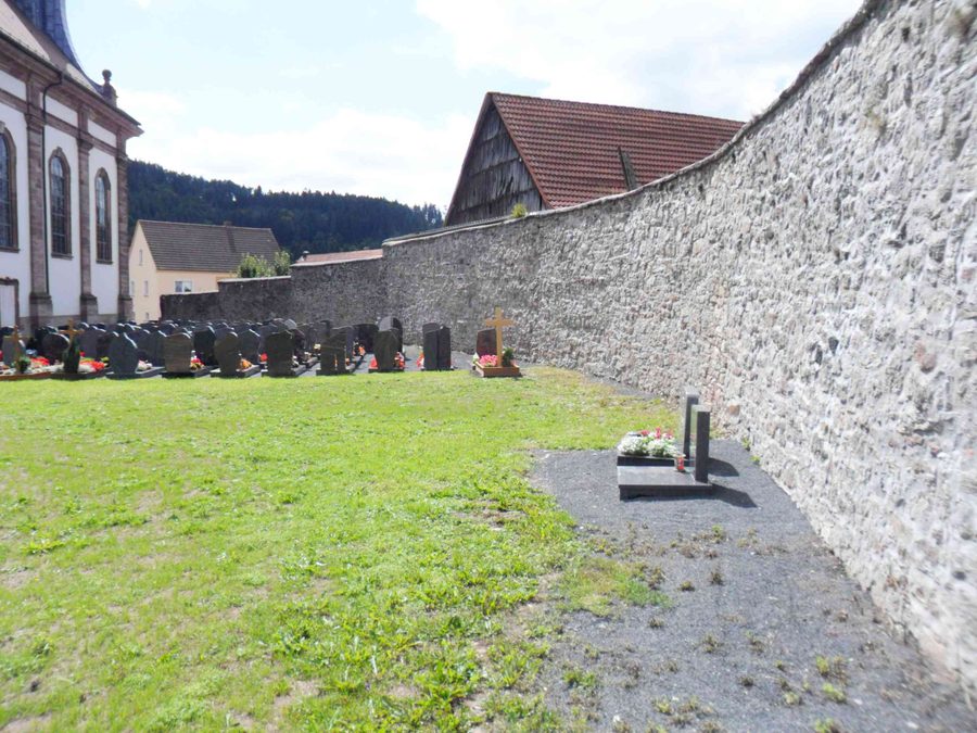 Ehemaliger Kirchenburgfriedhof in Schleid mit der Kirchhofmauer