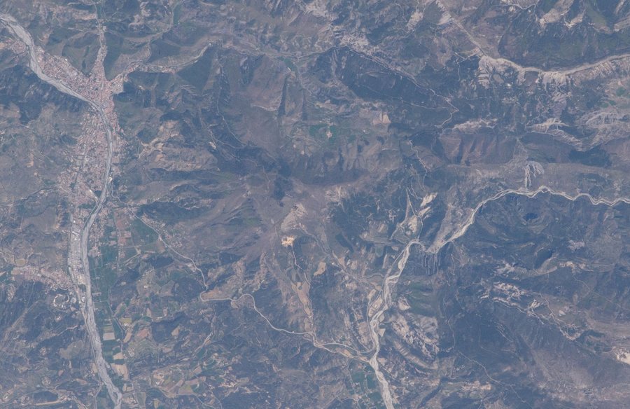 File:ISS043-E-138226 - View of France - Digne-les-Bains - La Bléone - Le Cousson - Entrages - Ravin de la Gourre - Châteauredon - L'Asse - Chabrières - La Pyramide - Montagne de Beynes (cropped).jpg