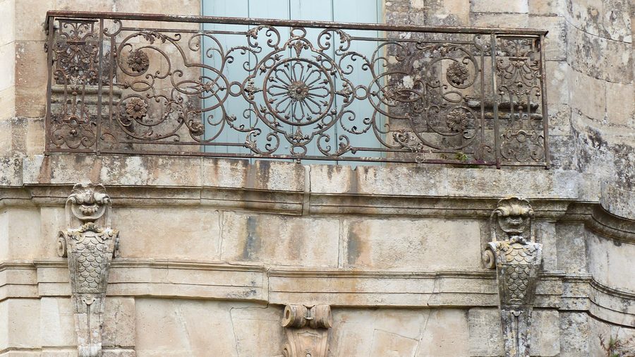 Château d’Assas in Assas mit schmiedeeisernem Balkon