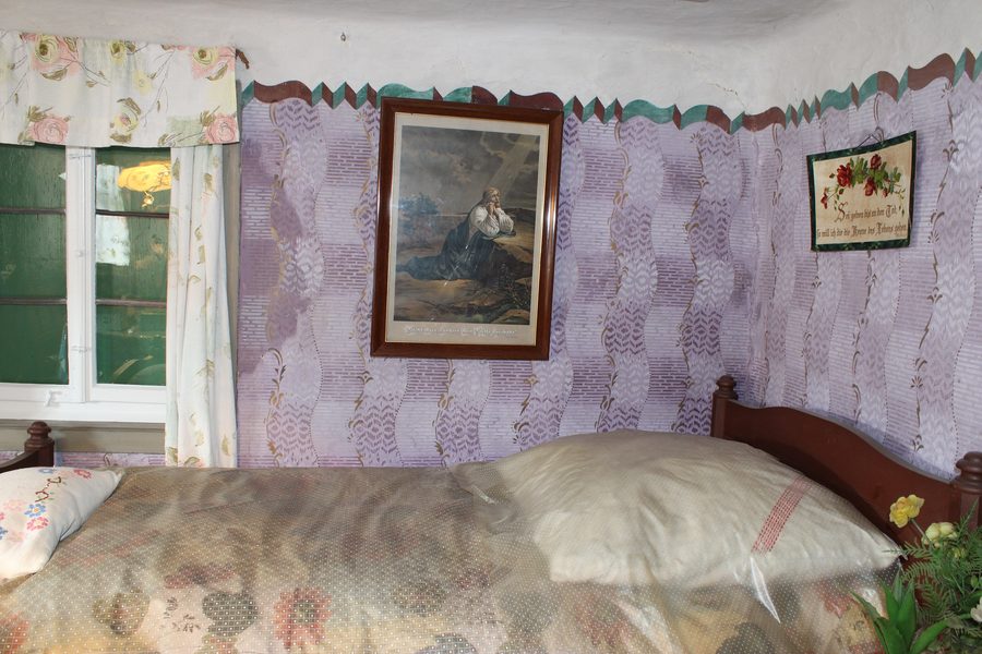 Bed in the upper living room of the Lindleinturm in Creglingen