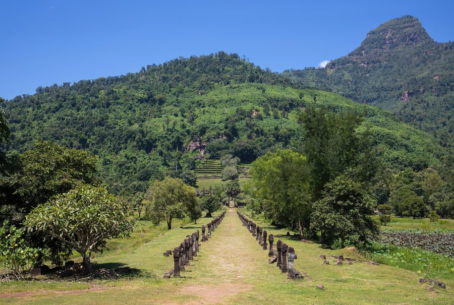 Hauptweg mit steinernen Säulen zum Ruinentempel Wat Phou in Champasak, Laos