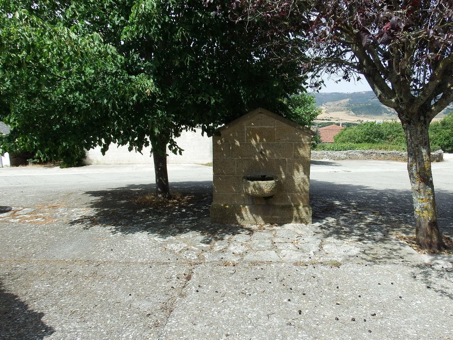 File:Asanza, 2018, aldea de Goñi 11.jpg