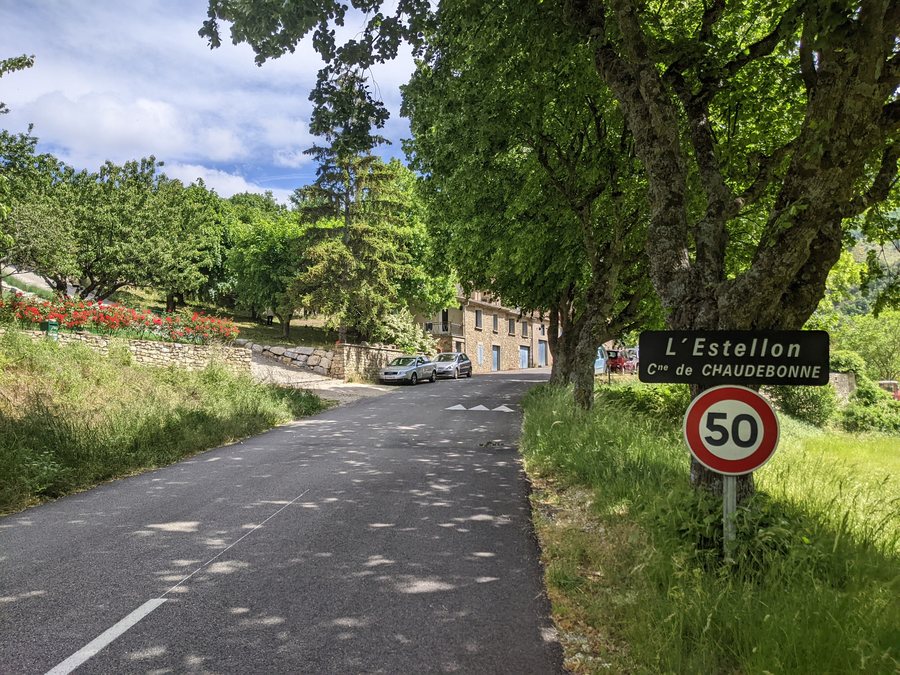 File:Chaudebonne - Entrée L'Estellon par le sud (mai 2022).jpg