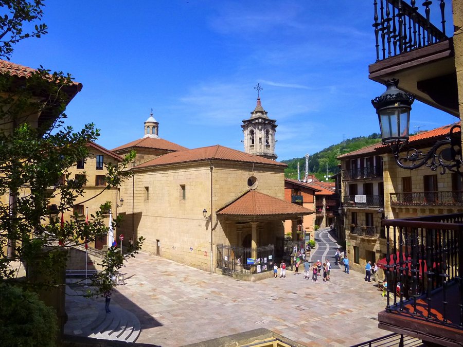File:Lezo - Gurutze Santuaren Plaza 2.jpg