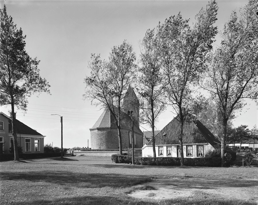 Overzicht van de Nederlands Hervormde Kerk aan de noord-oostzijde in Schraard