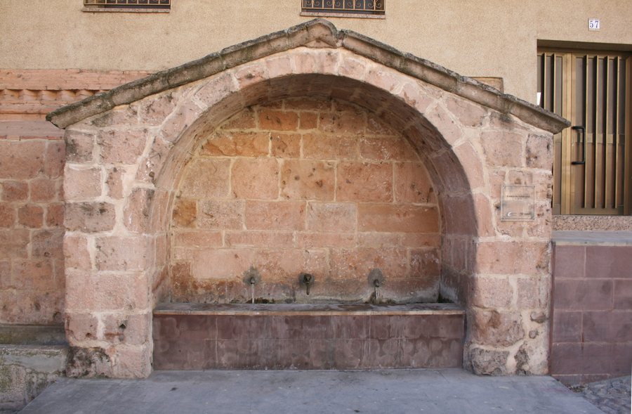 File:Fuente de Villarroya, Villarroya, España.JPG