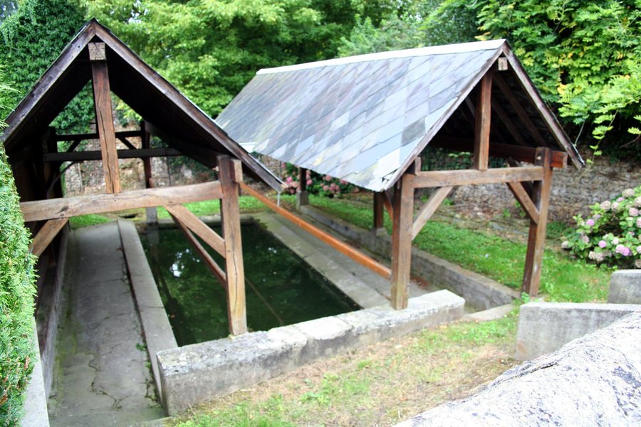 File:Saint-Pierre-de-Bailleul - Lavoir B01.jpg