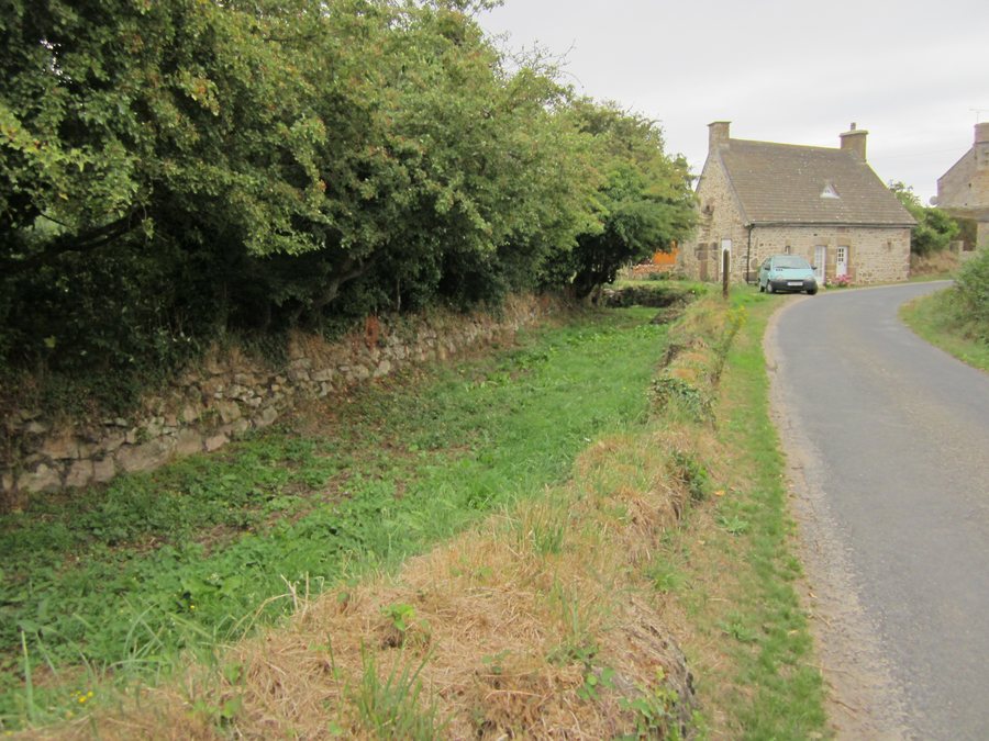 File:Varouville - Canal du vieux moulin.JPG