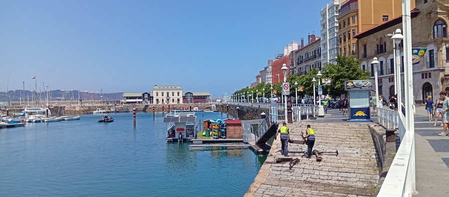 File:20250710 Puerto de Gijón patinetes 01.jpg