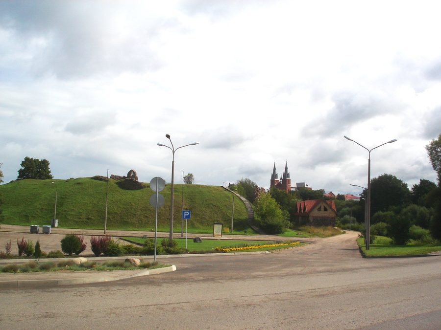 Burghügel mit den Burgruinen von Rēzekne in Lettland