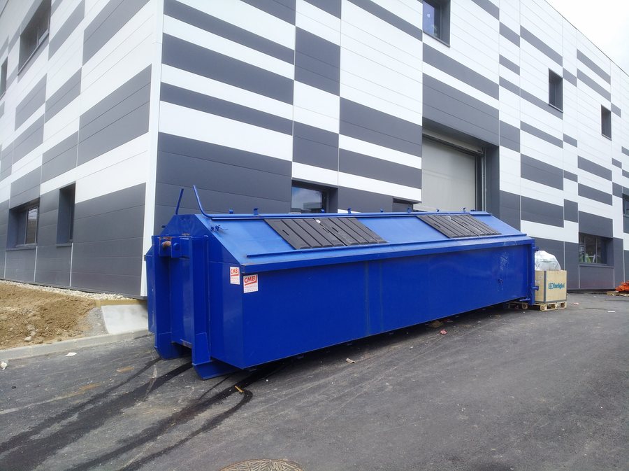 File:Limonest - Benne amovible bleue (mars 2018).jpg