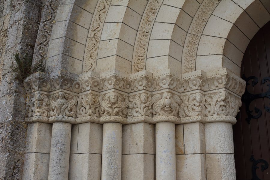 File:Châpiteaux portail occidental Meursac 1.JPG