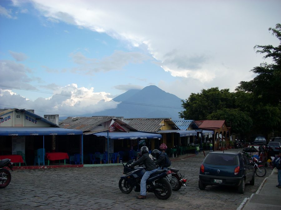 Blick vom Ufer bei Panajachel über den Atitlán-See auf die Vulkane Atitlán und Tolimán