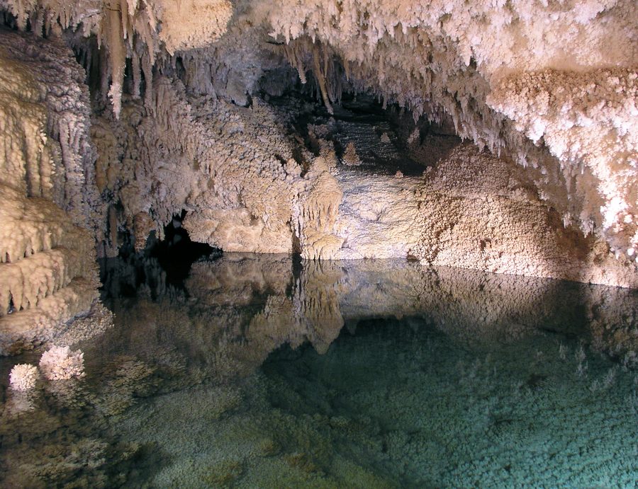 Geologische Formationen im Inneren der Caverns of Sonora in Texas