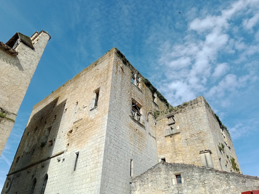 File:Château de Larressingle.jpg