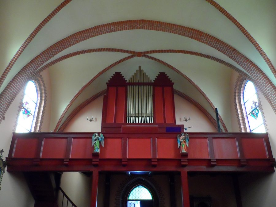 Innenraum der Kirche St. Barbara in Radawnica mit Chor und Orgel