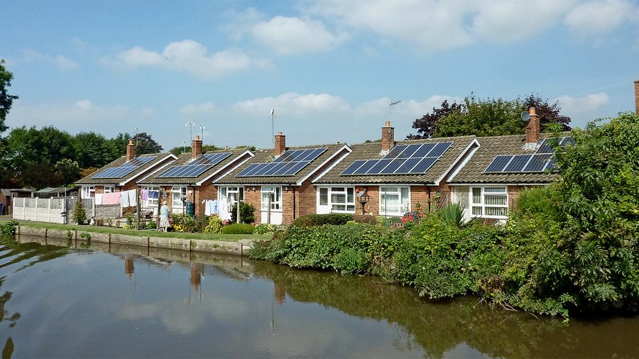 File:Canalside housing in Weston, Staffordshire - geograph.org.uk - 6994163.jpg
