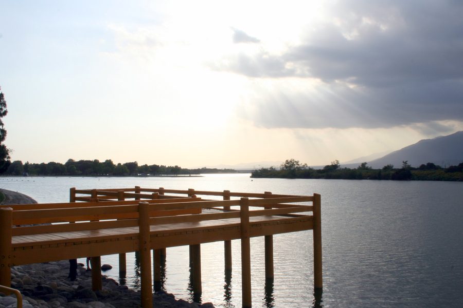 Gelber Steg am Wasser in der Santa Fe Dam Recreation Area in Irwindale, Kalifornien