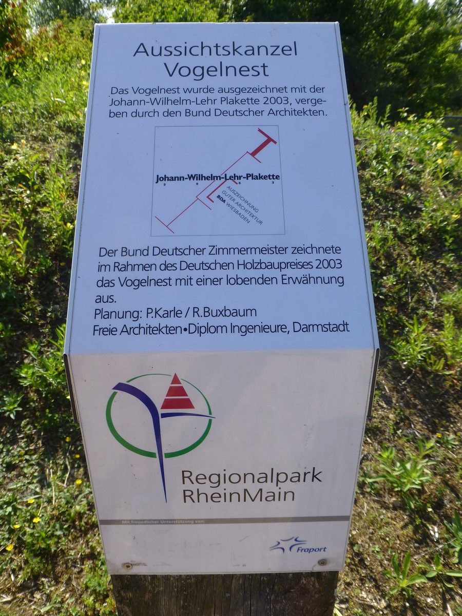 Vogelnest viewing platform with information board of the Rhein-Main Regional Park