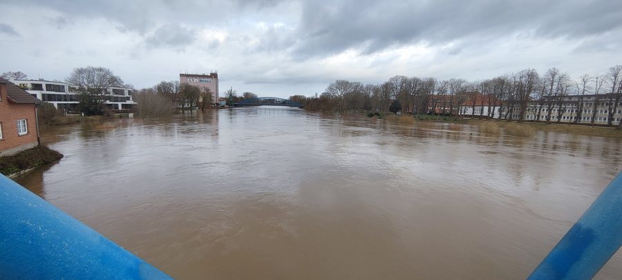 High water on the Weser in Nienburg, view from the Wesertor Bridge to the north